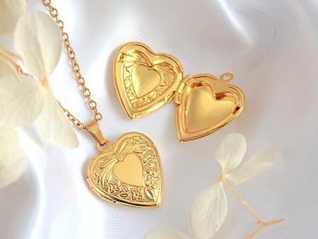 18 Karats Heart Locket Necklace Hot on Sale